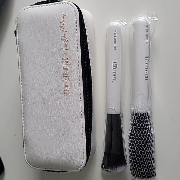 Brushes and case - Picture 1 of 2